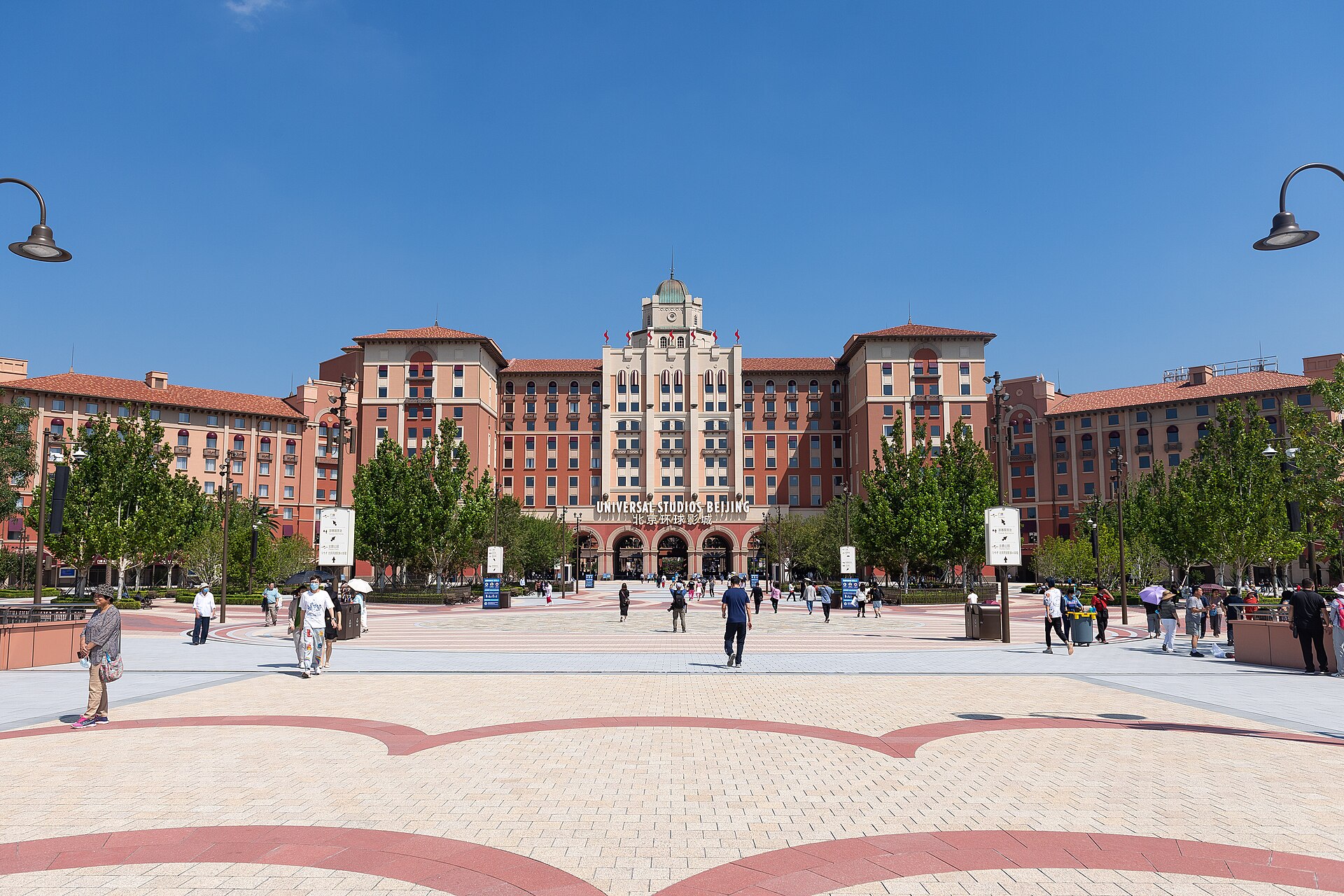 อาคาร Universal Studios Grand Hotel อิฐสีแดงในรีสอร์ต Universal Beijing Resort เขตทงโจว