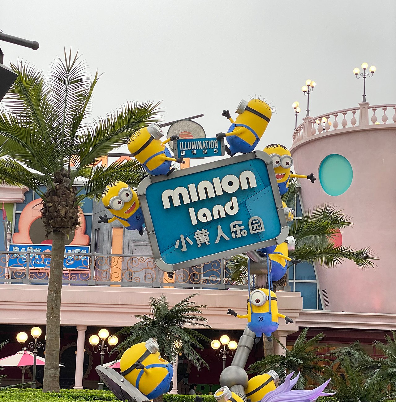 ป้าย Minion Land 小黄人乐园 พร้อมรูปปั้นมินเนียนสีเหลืองที่ Universal Beijing Resort