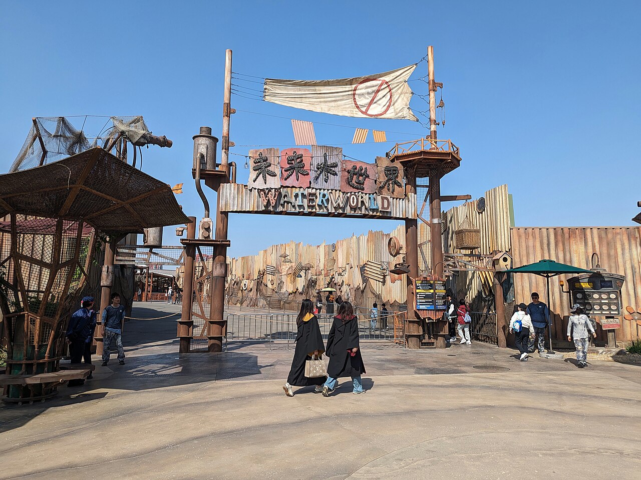 ทางเข้าโชว์ WaterWorld 未来水世界 ฉากโลกหลังหายนะที่ Universal Beijing Resort