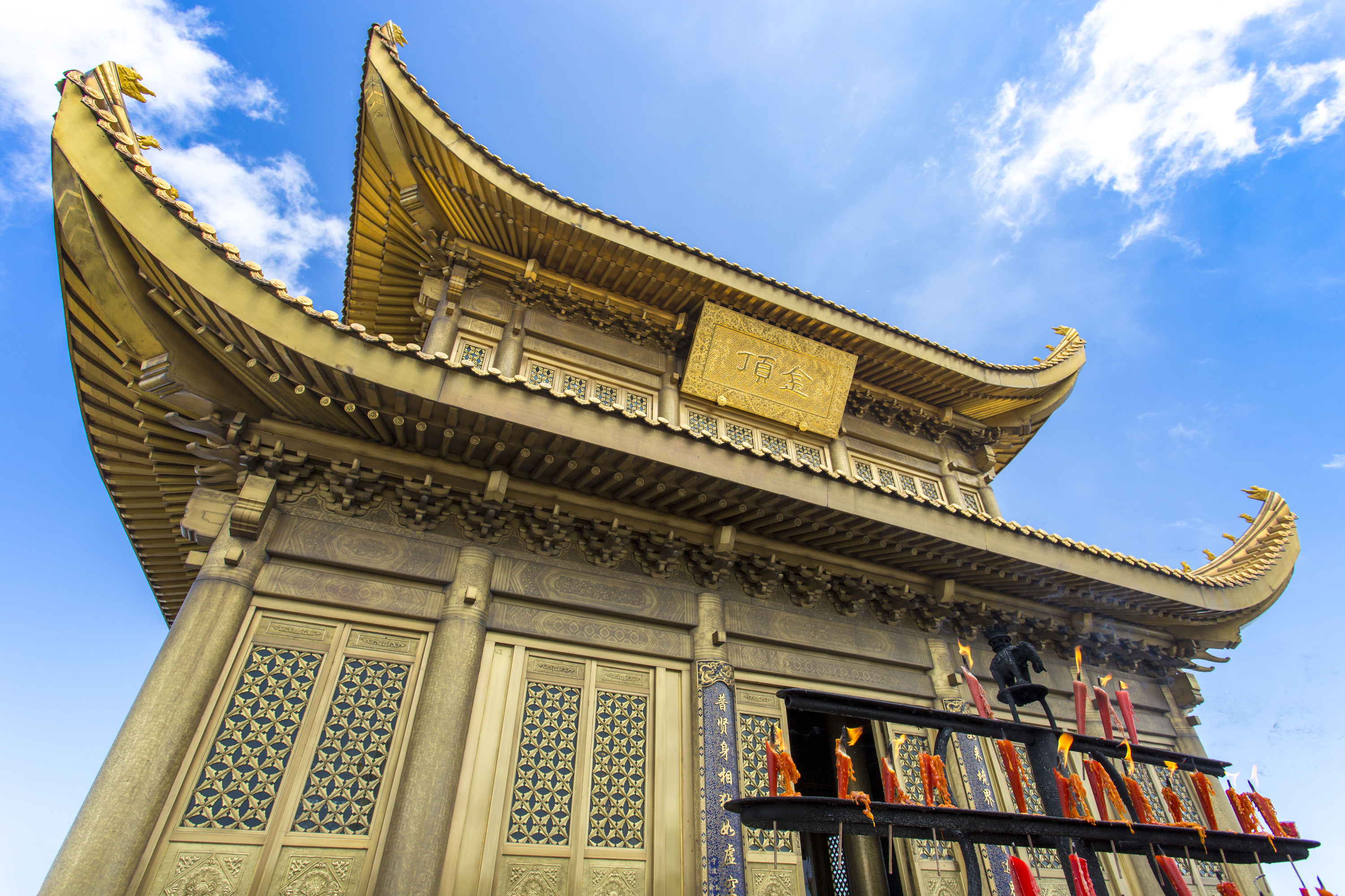 วิหารทองหัวฉาง (华藏寺) บนยอดทองภูเขาเอ๋อเหมย หลังคาปิดทองโค้งงอน ป้ายทอง 金顶 บนท้องฟ้าสีคราม