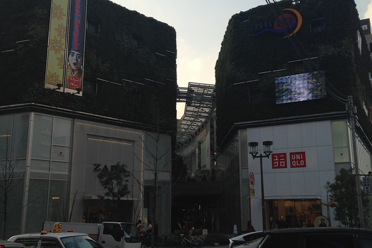 Canal City Hakata ห้างคลองกลางเมืองผนังเขียวปกคลุมไม้เลื้อยในฟุกุโอกะ