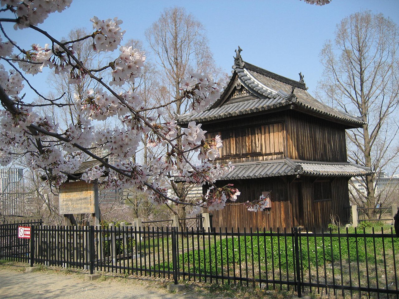 ซากปราสาทฟุกุโอกะ Maizuru Park ดอกซากุระในฤดูใบไม้ผลิ