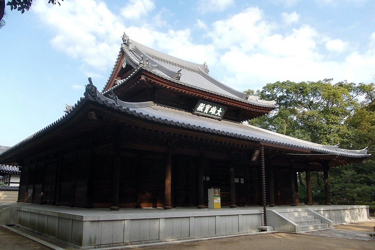 วิหารไม้หลังใหญ่ป้าย 大雄寶殿 ในเมืองเก่าฮากาตะ ฟุกุโอกะ