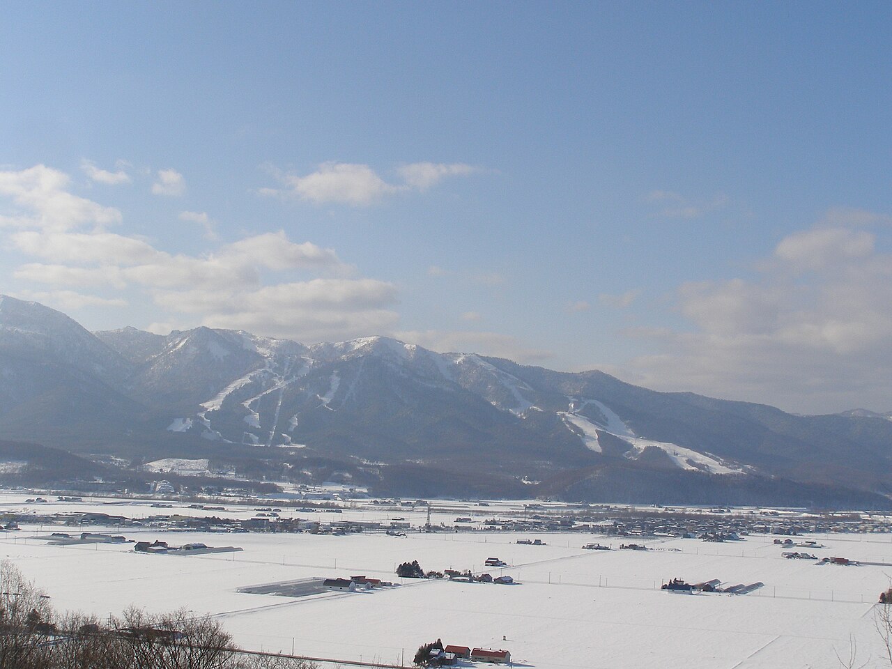 วิวลานสกี Furano ในฮอกไกโดตอนกลาง เห็นแนวลานบนภูเขาและทุ่งหิมะเบื้องล่าง