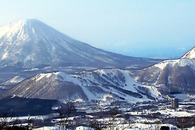 ลานสกี Rusutsu Resort ในฮอกไกโด เห็นลานท่ามกลางป่าและภูเขา Yotei เป็นฉากหลัง