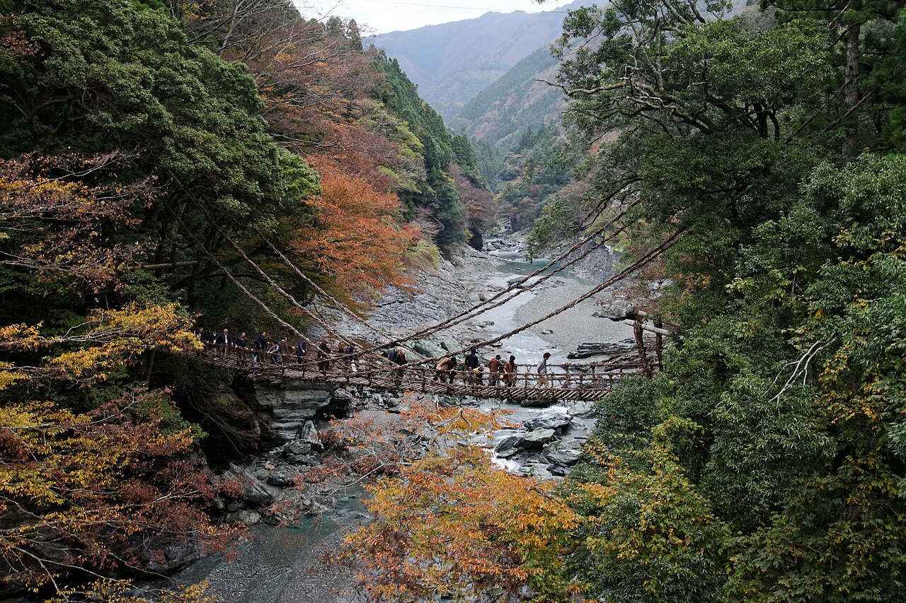 สะพานเถาวัลย์คาซูระบาชิ Kazurabashi หุบเขาอิยะ สะพานทำจากเถาวัลย์ทอดข้ามแม่น้ำกลางหุบเขาลึก โทคุชิมะ