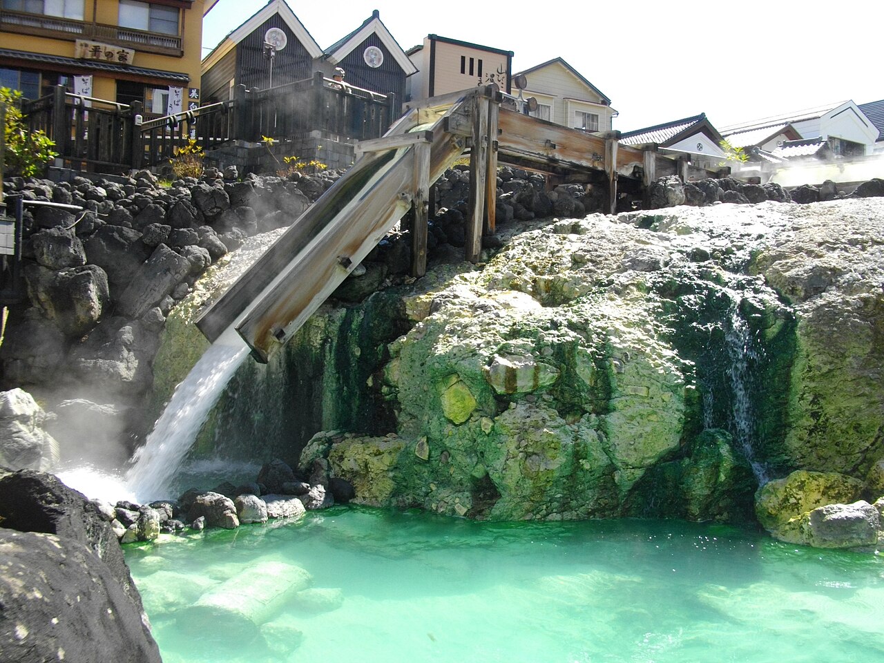 ทุ่งน้ำร้อน Yubatake กลางเมืองออนเซ็นคุซัตสึ จังหวัดกุนมะ