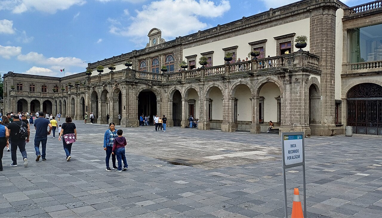 ปราสาท Chapultepec บนเนินกลาง CDMX