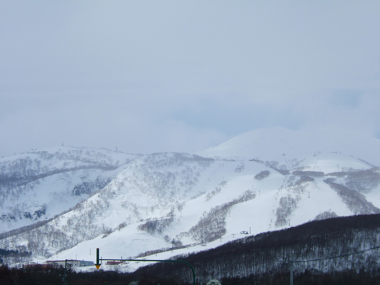 ลานสกี Niseko Grand Hirafu ในฮอกไกโด มองเห็นภูเขา Yotei ทรงกรวยเป็นฉากหลัง