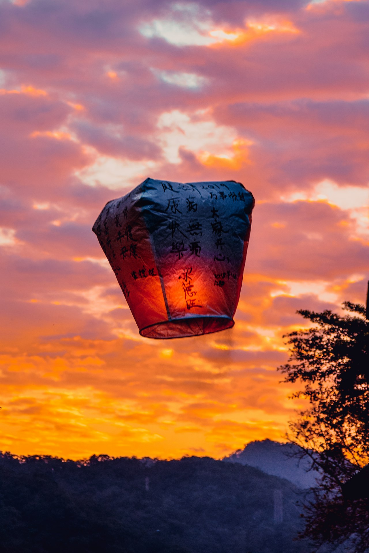 Releasing sky lanterns at Shifen