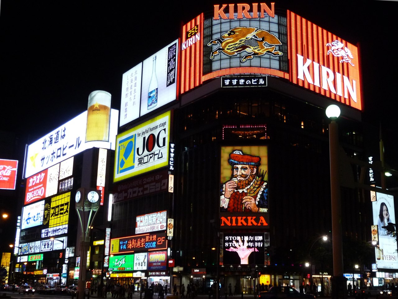 ย่าน Susukino ซัปโปโร ป้ายไฟนีออนยามค่ำคืน Ramen Yokocho