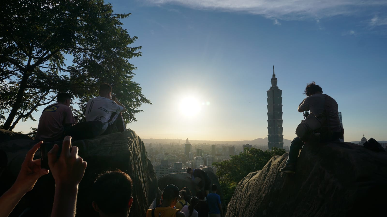 วิวตึกไทเป 101 มองจากภูเขาช้างช่วงพระอาทิตย์ตก มีนักท่องเที่ยวกำลังถ่ายรูป