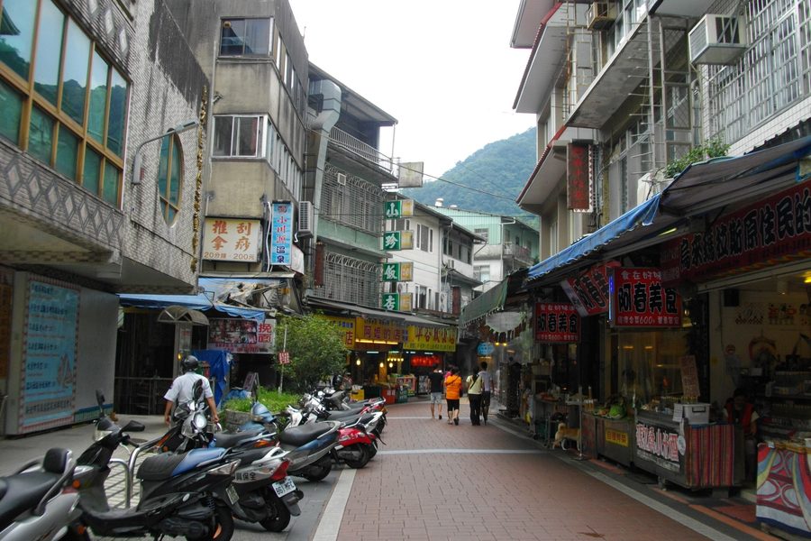 ถนนเก่าอู๋ไหล (烏來老街) แถวร้านค้าและร้านอาหารในหุบเขาอู๋ไหล นักท่องเที่ยวเดินชม