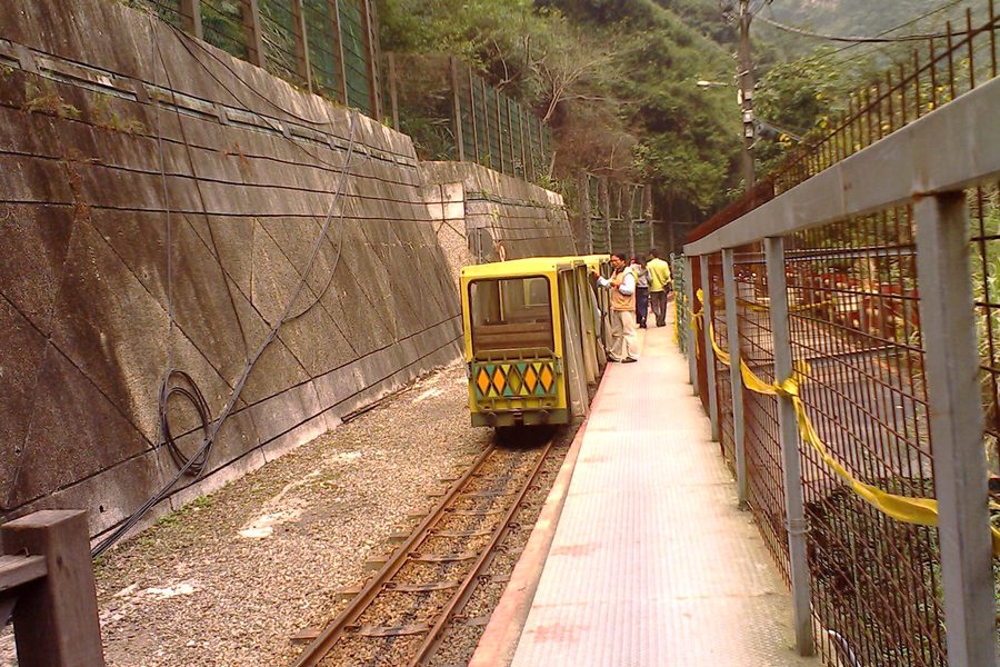 Tunnel 88 มาจู่ อุโมงค์ทหารที่ดัดแปลงเป็นคลังสุรา Kaoliang ตกแต่งด้วยขวดเหล้าพันใบ