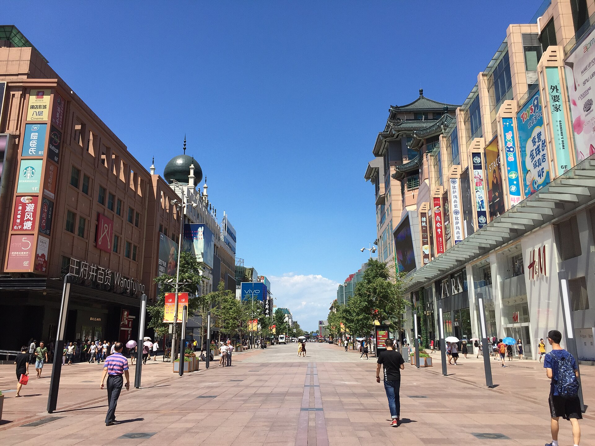ถนนคนเดินหวังฝูจิ่งยามค่ำ — เที่ยวปักกิ่ง จีน