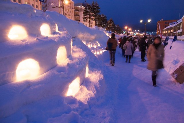 ทางเดินตะเกียงหิมะโอตารุ Otaru Snow Light Path กำแพงหิมะมีเทียนส่องแสงยามค่ำ