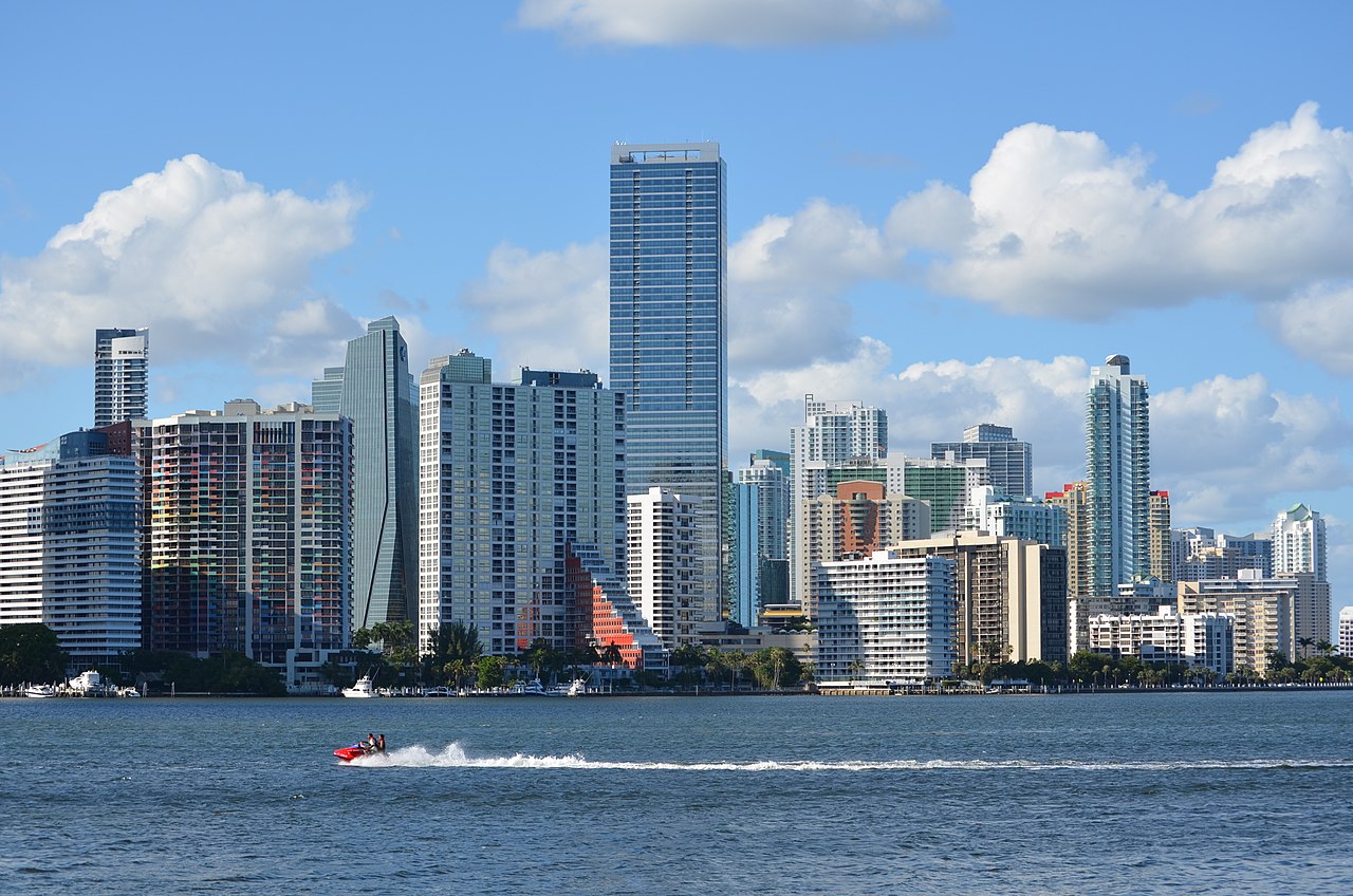 InterContinental Miami — อาคารหลักริม Biscayne Bay ย่าน Brickell