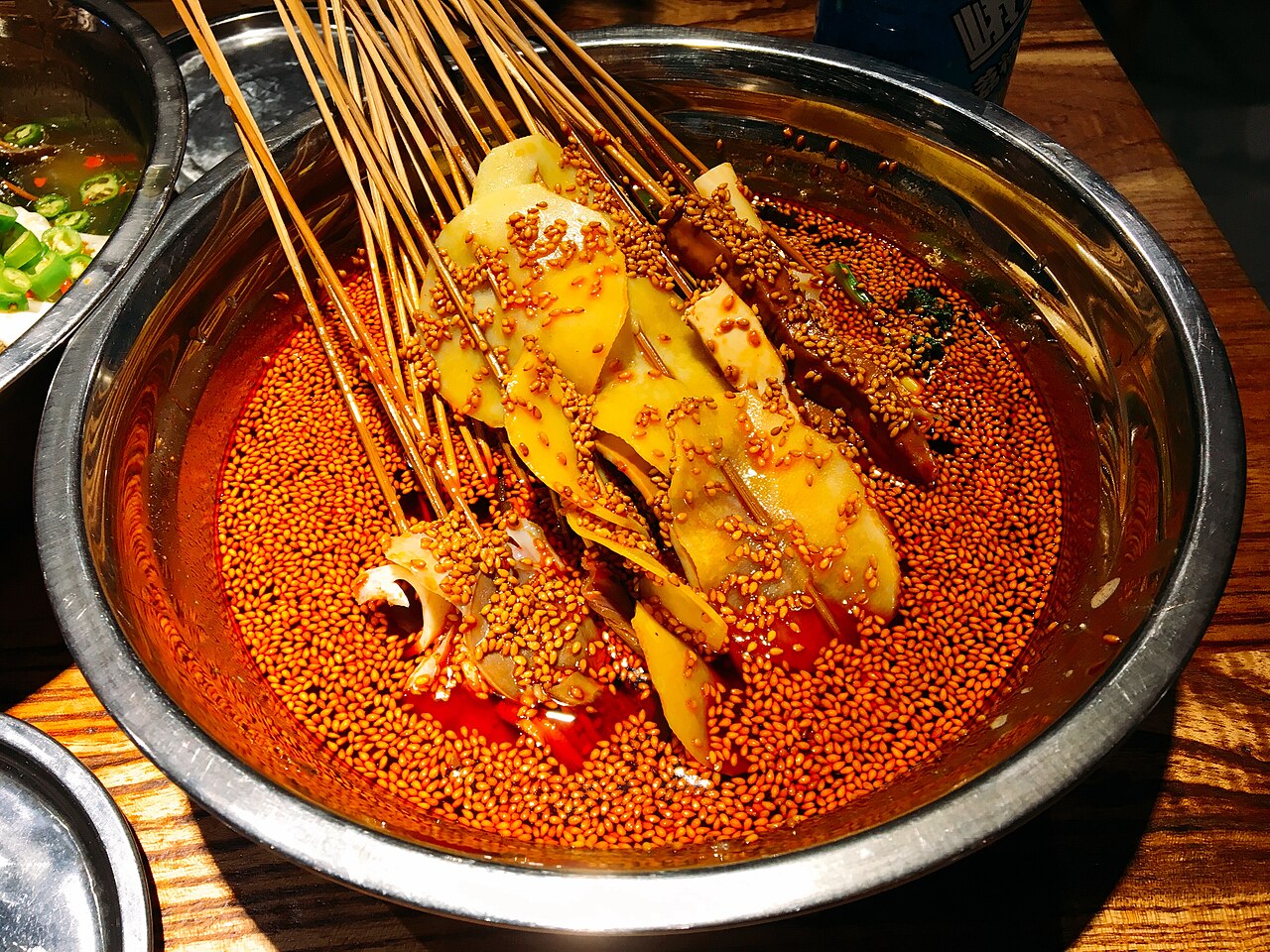 โบโบจี (钵钵鸡) เฉิงตู — ไก่และผักเสียบไม้แช่ในชามน้ำพริกแดงเสฉวนโรยงา ตัวแทนวัฒนธรรมของเสียบไม้แบบชวนชวน