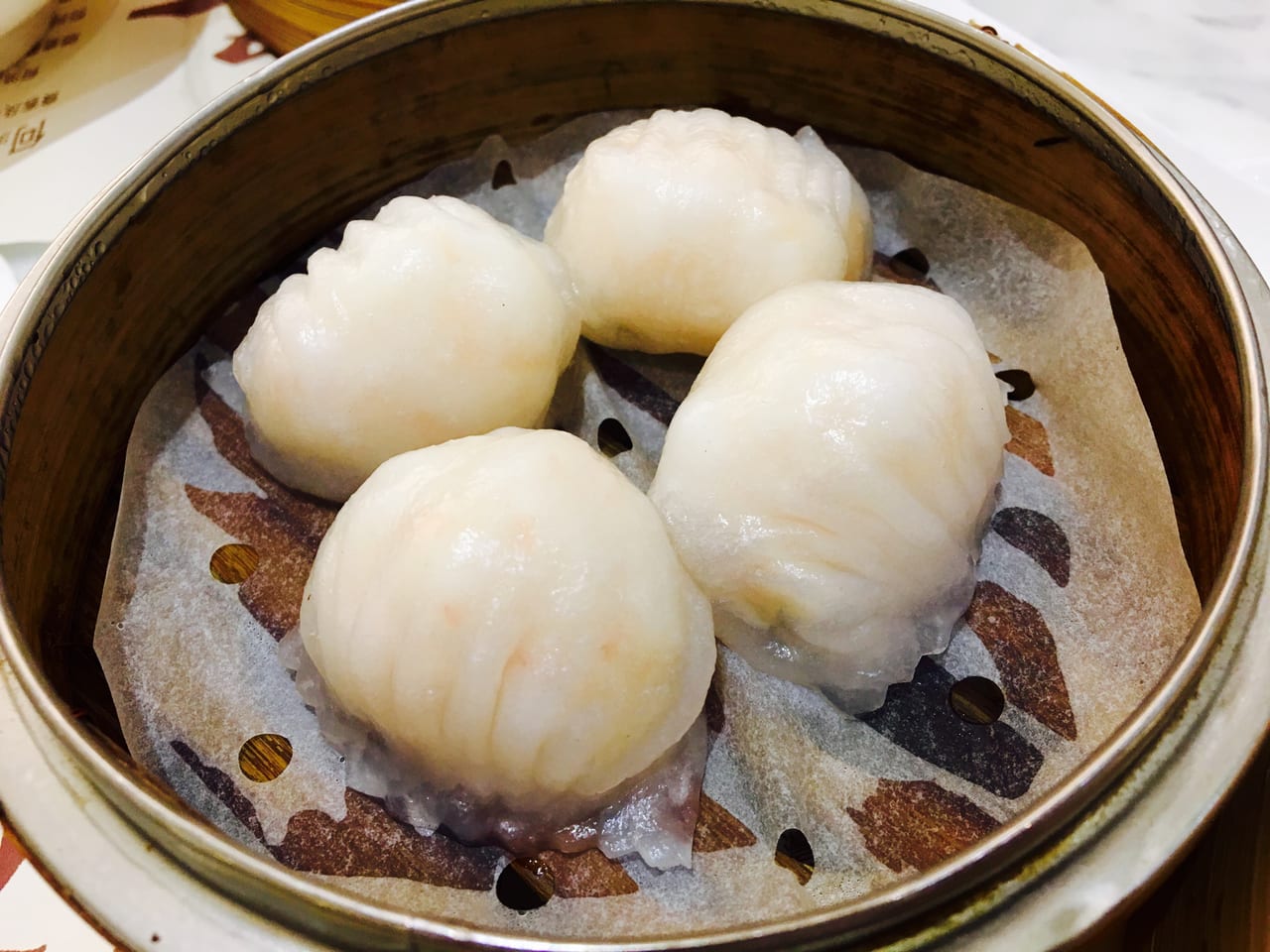 ฮะเก๋า เกี๊ยวกุ้งกวางตุ้ง 4 ตัวในเข่งไม้ไผ่ เปลือกแป้งใสบางเห็นกุ้งสีชมพูข้างใน