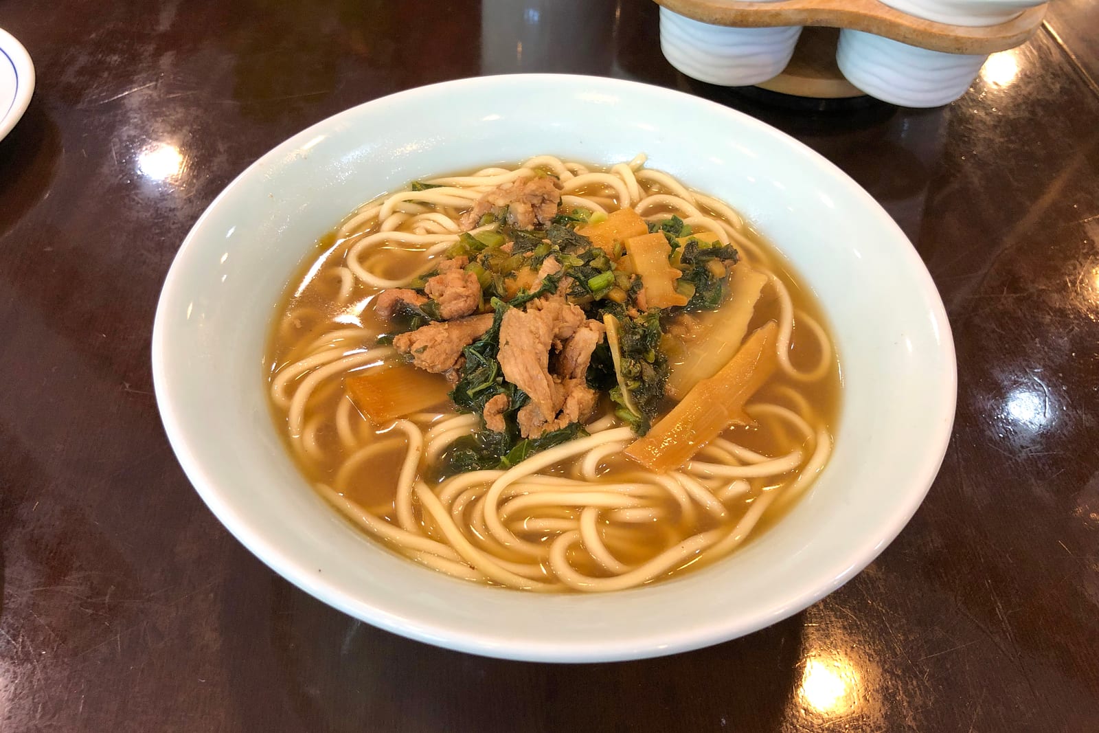 片儿川 เพียนเอ๋อชวน — บะหมี่หางโจวในน้ำซุปสีน้ำตาลใส มีหมู ผักกาดดองเขียว และหน่อไม้ ในชามขาว