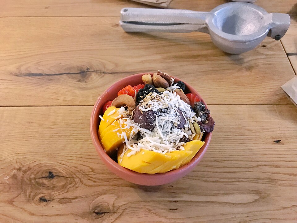 açaí bowl โบว์ลผลไม้สีม่วงโรยกราโนล่า กล้วย และผลไม้สด