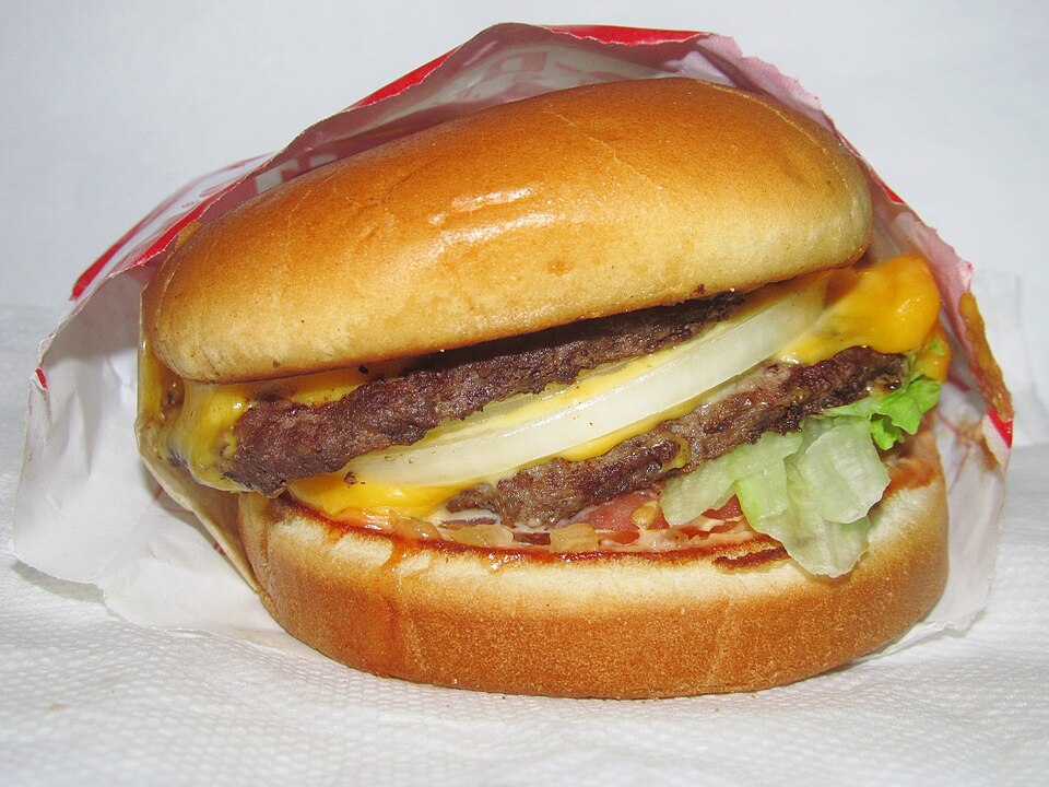เบอร์เกอร์ In-N-Out Double-Double เนื้อสองชั้นชีสสองแผ่นในกระดาษห่อ
