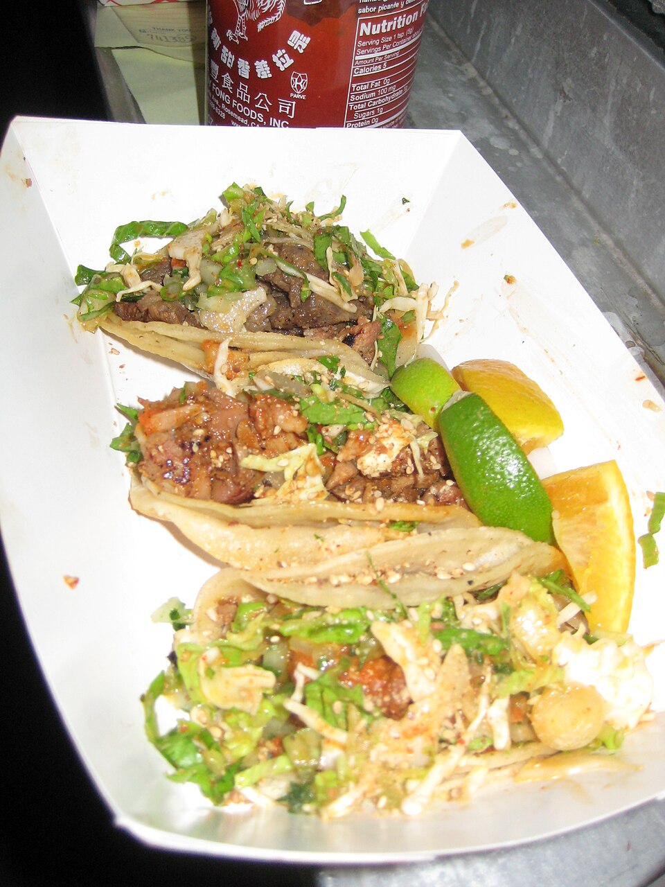 Kogi taco ทาโก้ใส่เนื้อย่างเกาหลีโรยผักดองและซอส
