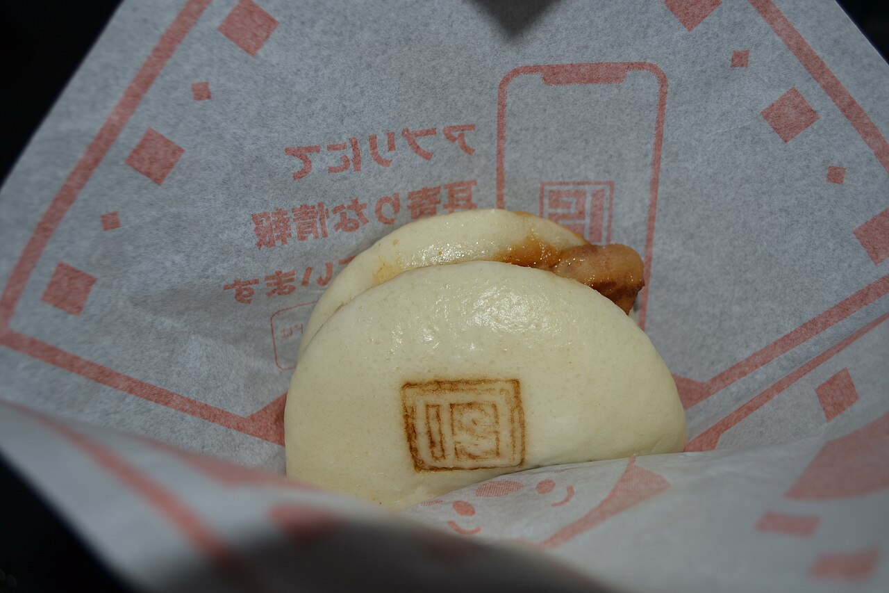 คาคุนิมันจู ซาลาเปาขาวฟูนึ่งร้อนของ Iwasaki Honpo มีตราประทับบนหน้า ซาลาเปาหมูพะโล้นางาซากิ