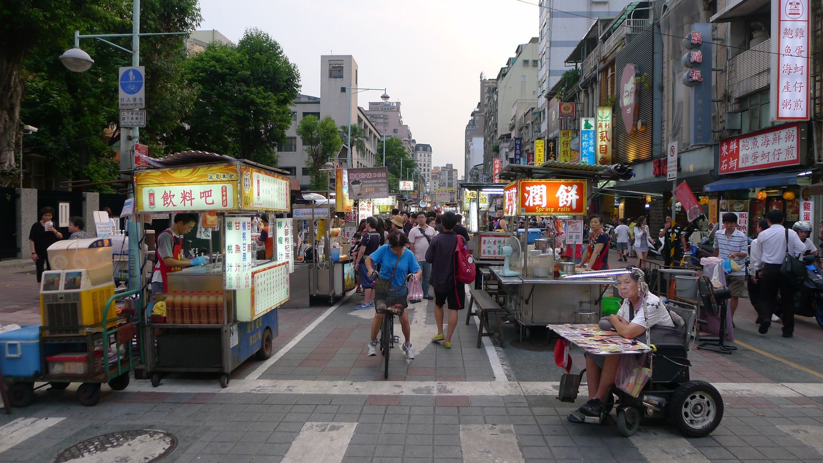 ทางเดินแผงสตรีทฟู้ดในตลาดกลางคืนหนิงเซี่ย ไทเป ยามค่ำคืน