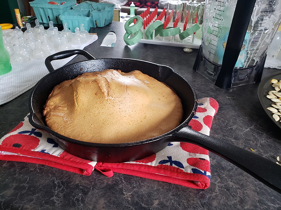 Dutch baby pancake แพนเค้กอบฟูในกระทะเหล็กโรยน้ำตาลและมะนาว