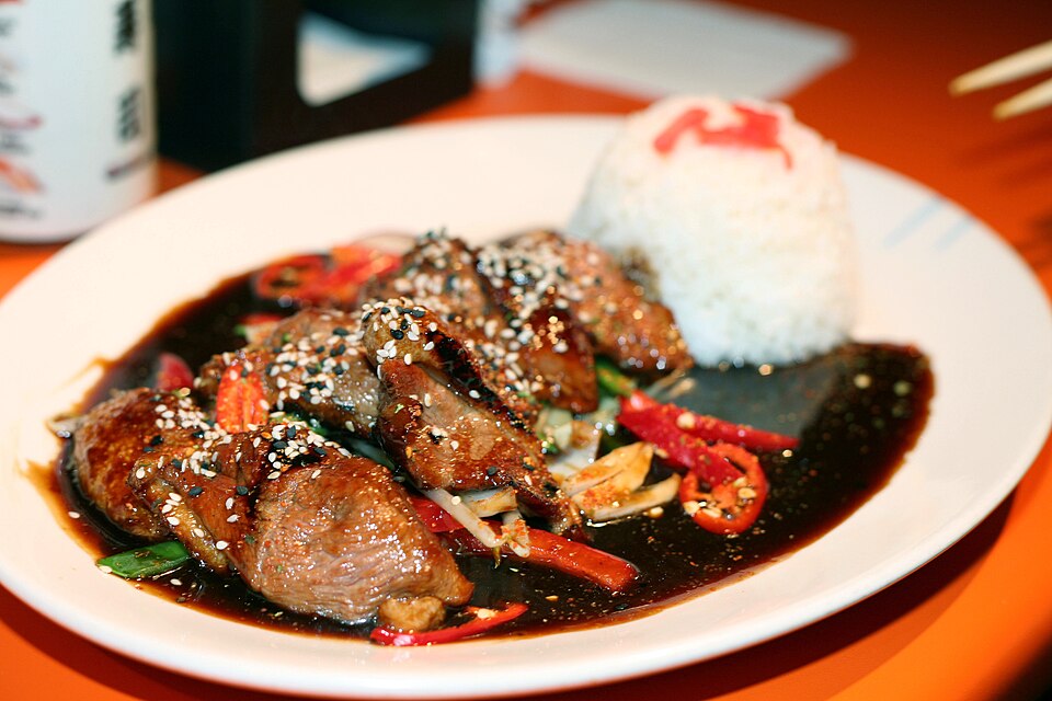 ไก่เทอริยากิราดซอสเข้มเสิร์ฟกับข้าวและกะหล่ำ