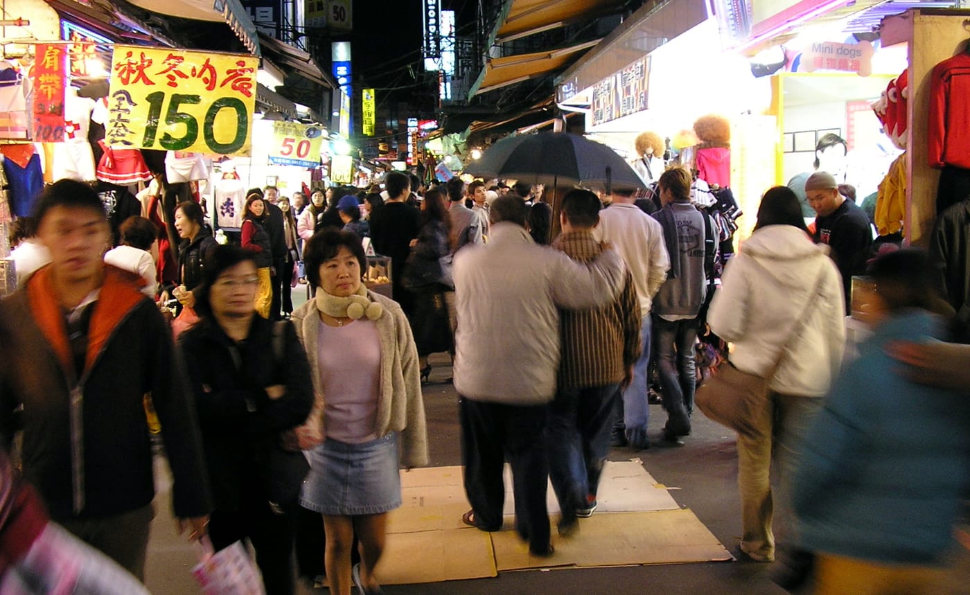 ตรอกแผงขายของกินในตลาดกลางคืนซื่อหลิน ไทเป ยามค่ำคืน