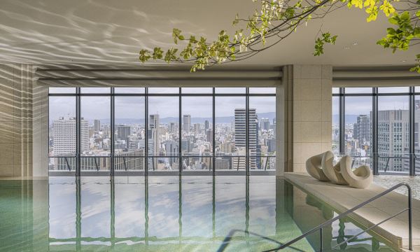 สระว่ายน้ำในร่มชั้นสูง วิวเมืองโอซาก้า ที่ Four Seasons Hotel Osaka