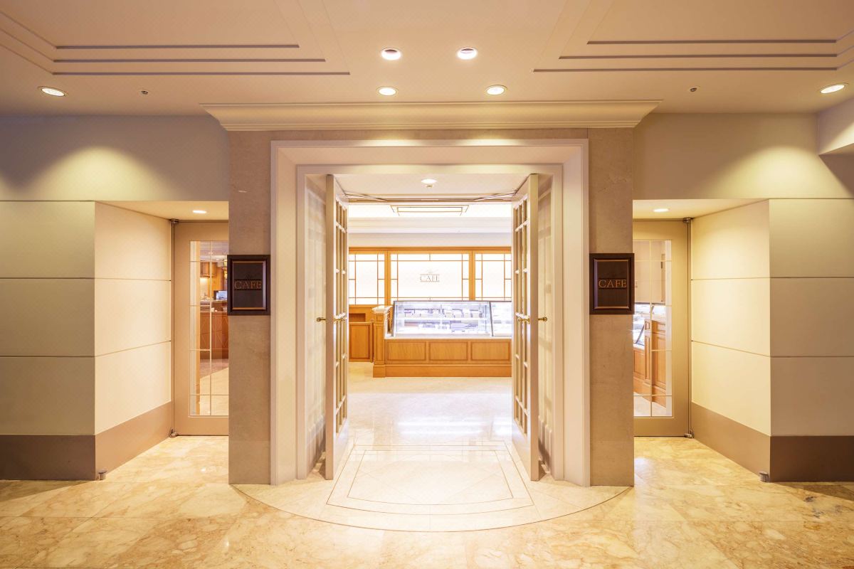 ทางเข้า The Cafe ต้นกำเนิดดอเรียและนาโปลิตัน Hotel New Grand