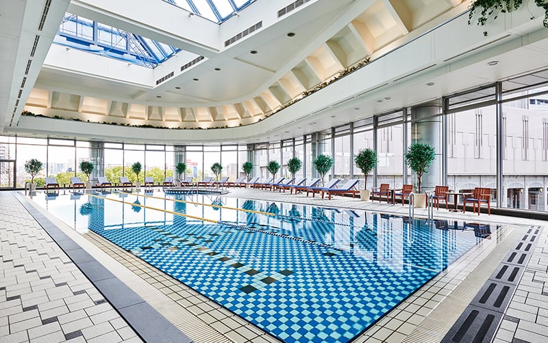 สระว่ายน้ำในร่มมีสกายไลต์ ที่ Imperial Hotel Osaka