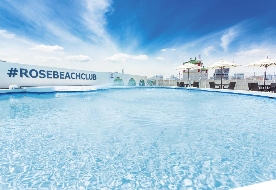 สระลอยฟ้า Rose Beach Club บนดาดฟ้า Rose Hotel Yokohama มองเห็นหลังคาเก๋งจีน