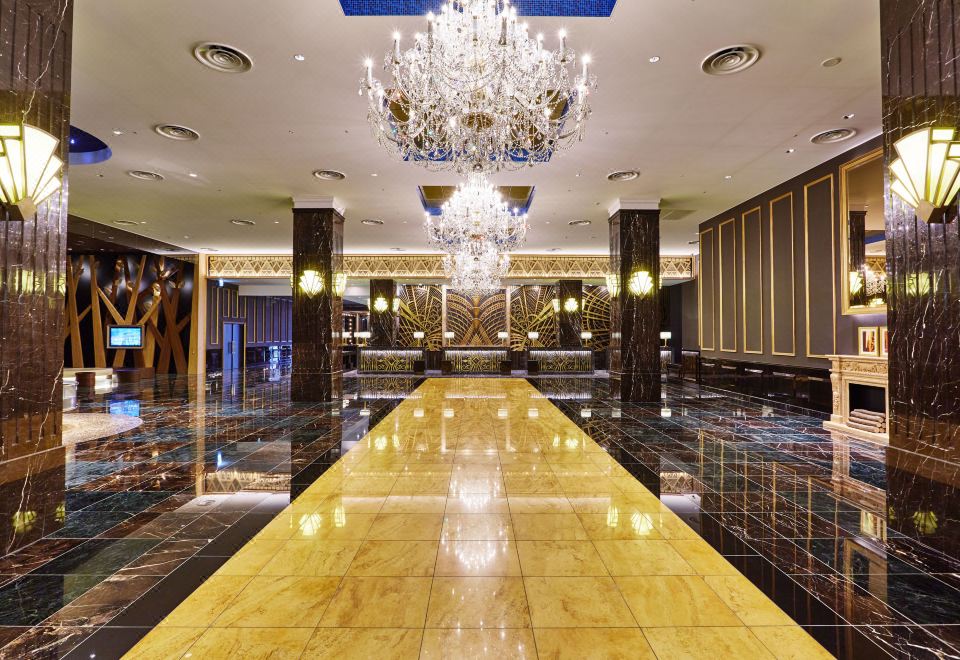 ล็อบบี้หินอ่อนโคมระย้าคริสตัลของ The Park Front Hotel โอซาก้า