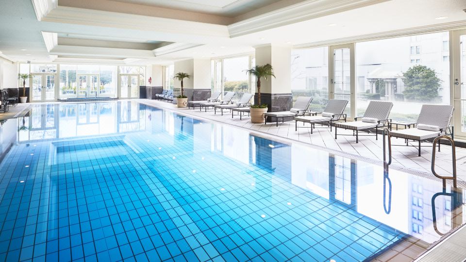 สระว่ายน้ำในร่ม The Ritz-Carlton, Osaka