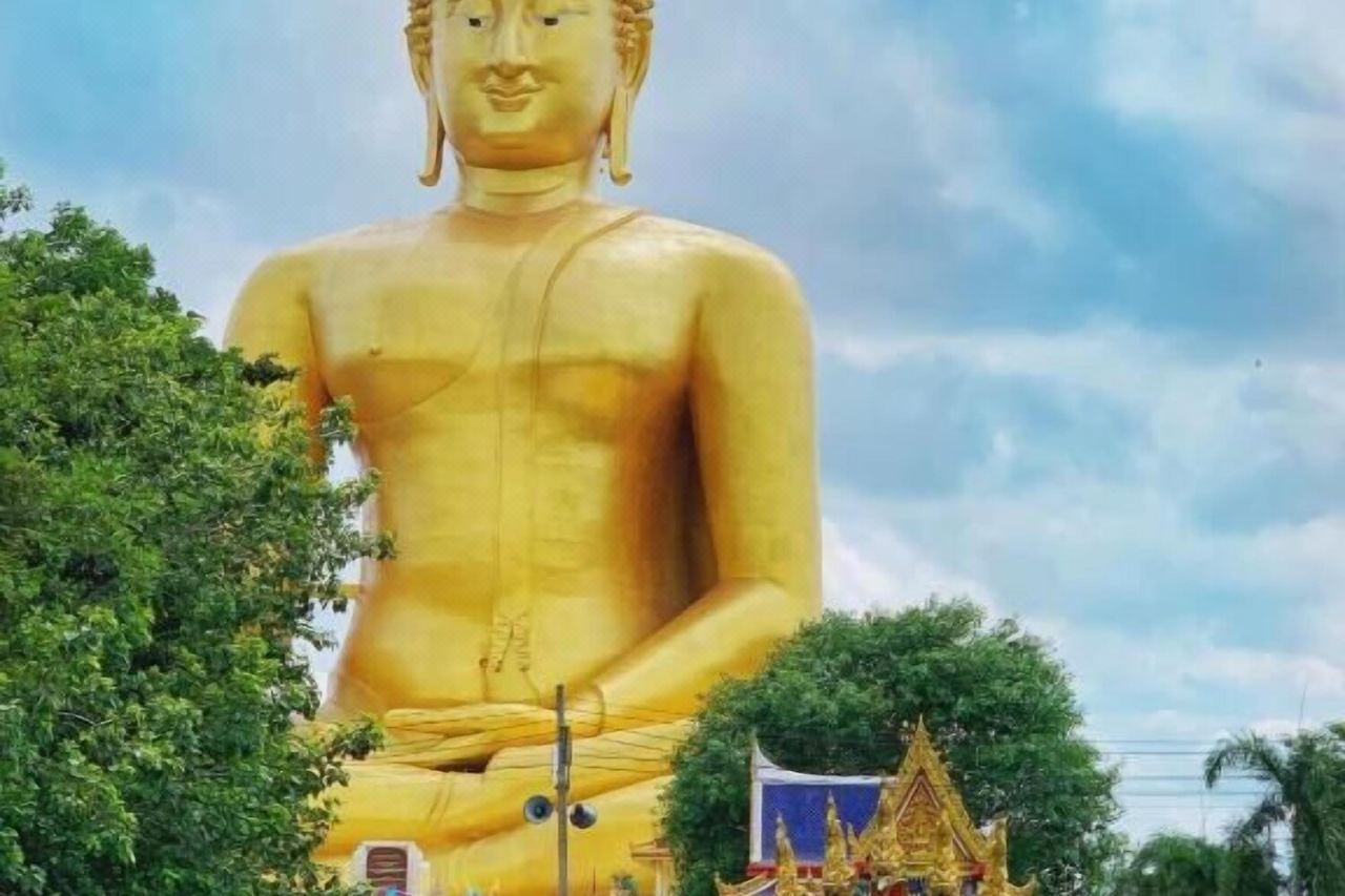 พระใหญ่วัดม่วง พระพุทธรูปสีทององค์ใหญ่ที่สุดในไทย ใกล้รีสอร์ท