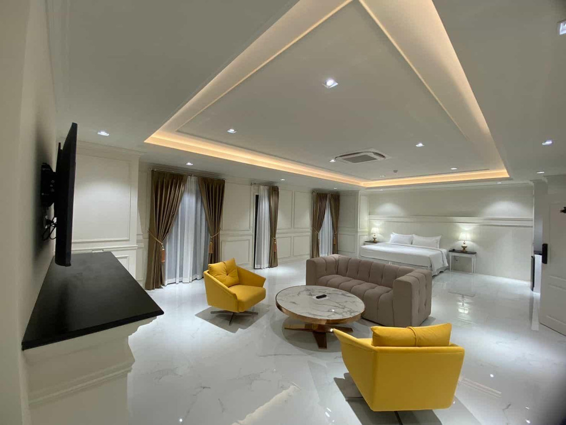 ห้อง King Suite กว้าง มีโซนนั่งเล่นแยกกับเตียงเดี่ยวขนาดใหญ่