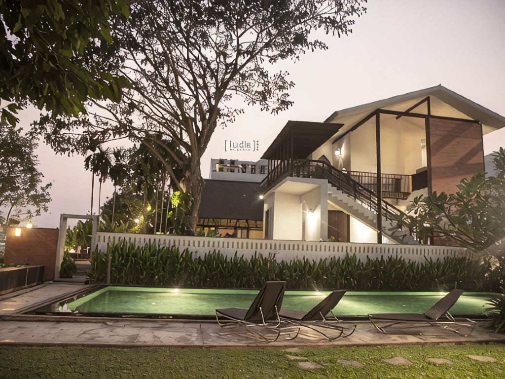 อาคาร iuDia on the River ป้ายโรงแรมและสระว่ายน้ำกลางสวน