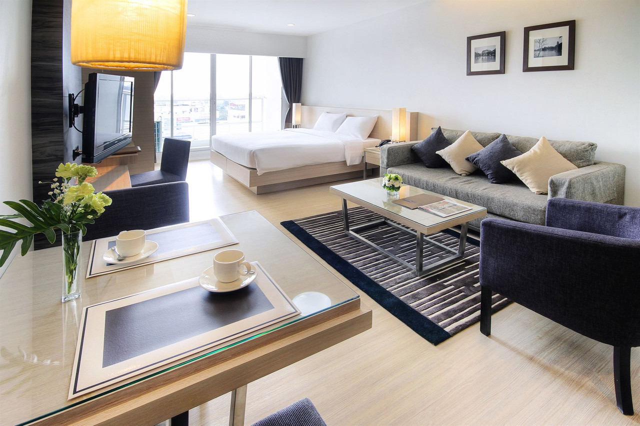 ห้อง One Bedroom Suite มีมุมนั่งเล่นและระเบียงวิวเมือง Classic Kameo Ayutthaya