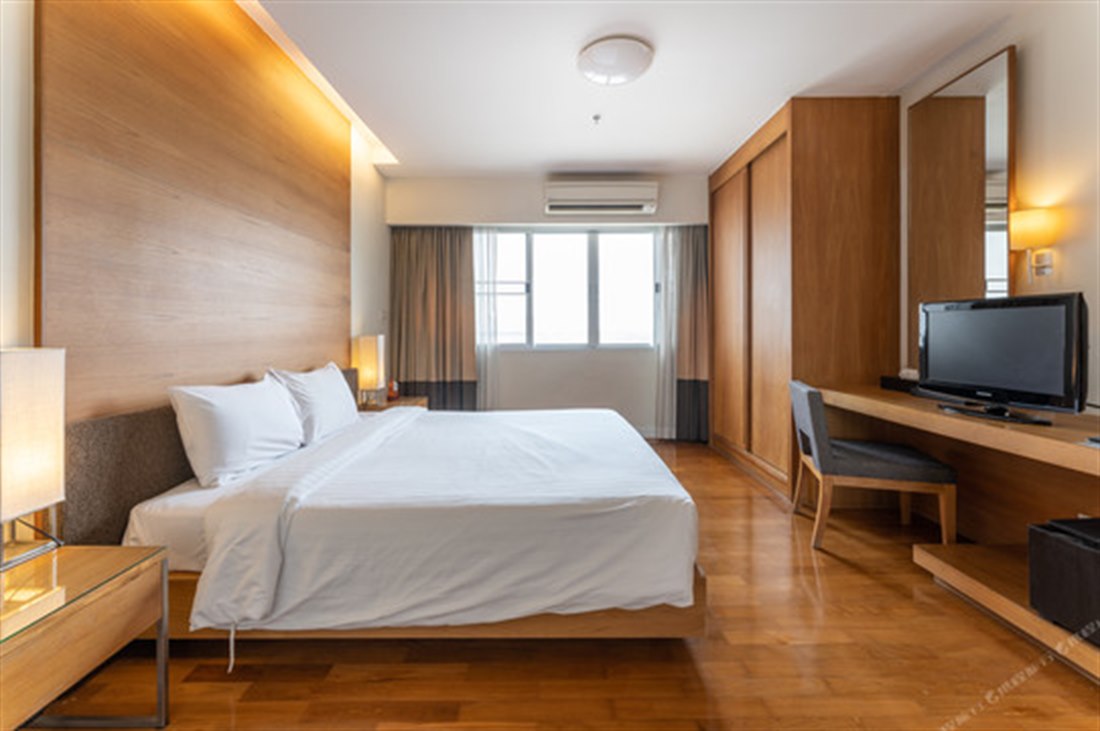 ห้องนอนในสวีทของ Kantary Hotel Ayutthaya พื้นไม้ปาร์เก้ วิวเมือง