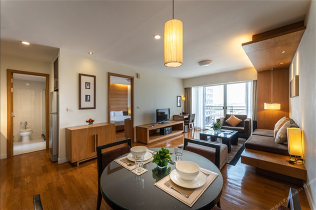 มุมนั่งเล่นและรับประทานอาหารในห้อง One Bedroom Suite พร้อมครัว