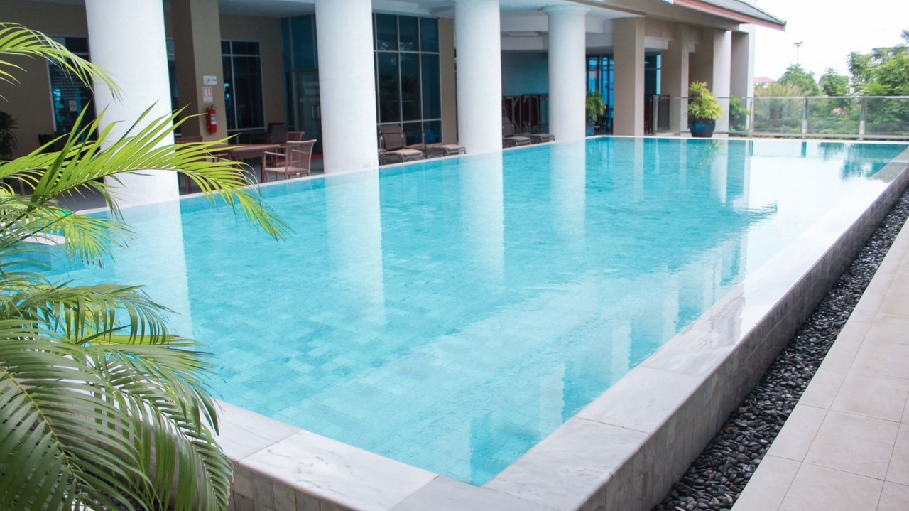 สระว่ายน้ำกลางแจ้งของ Krungsri River Hotel อยุธยา