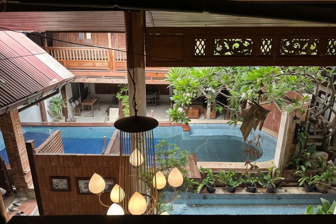 สระว่ายน้ำกลางลานล้อมด้วยเรือนไม้สักที่ Tony's Place อยุธยา