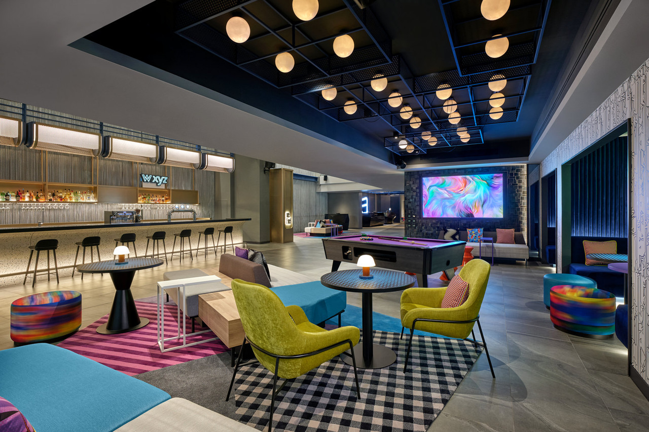 Re:mix Lounge มีโต๊ะพูลและบาร์ W XYZ บรรยากาศสีสันสไตล์ Aloft
