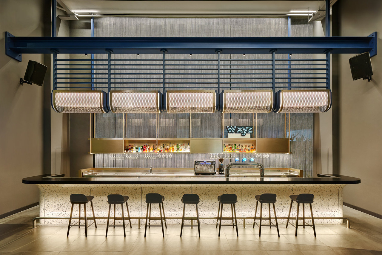 เคาน์เตอร์ W XYZ Bar กับป้ายไฟนีออน