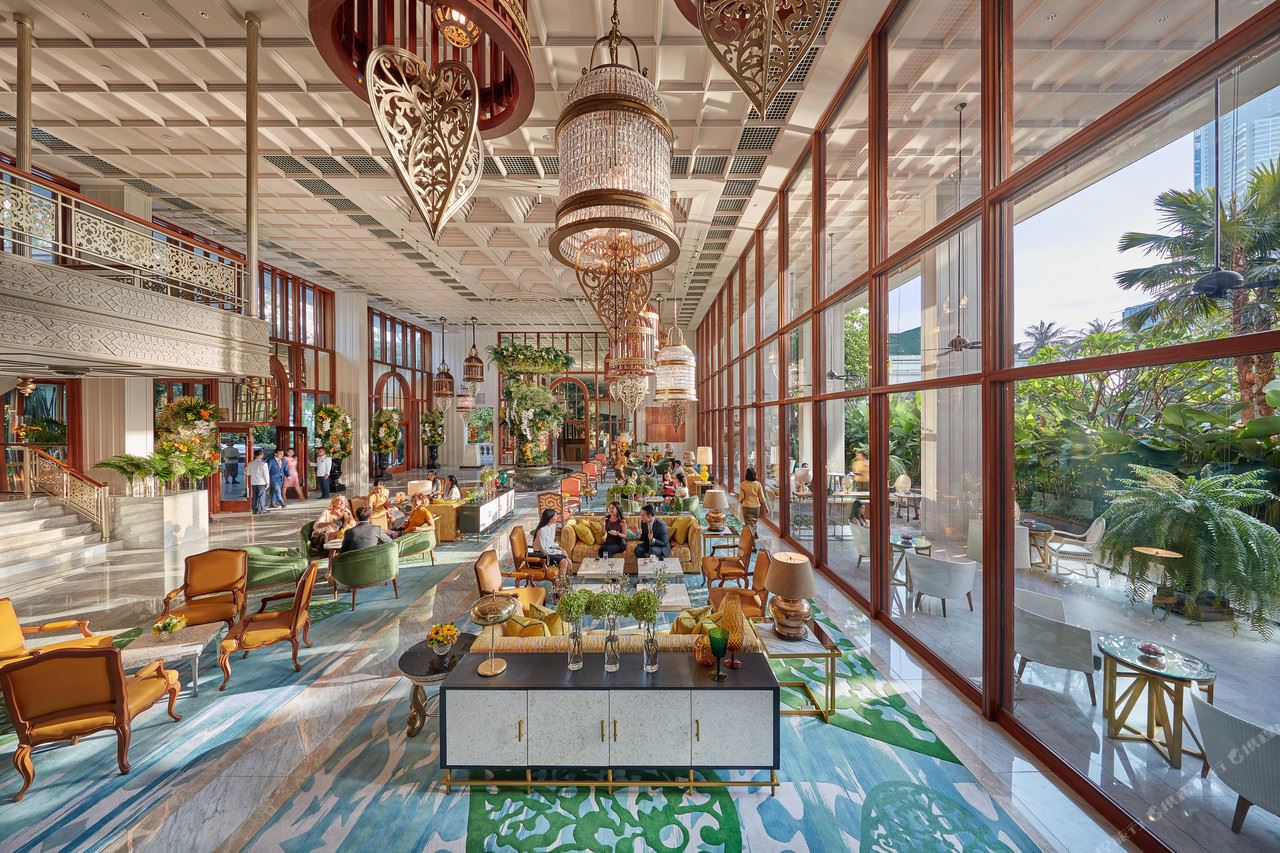 ล็อบบี้ลาวจ์ริมกระจกของ Mandarin Oriental Bangkok เห็นวิวสวนและแม่น้ำเจ้าพระยา
