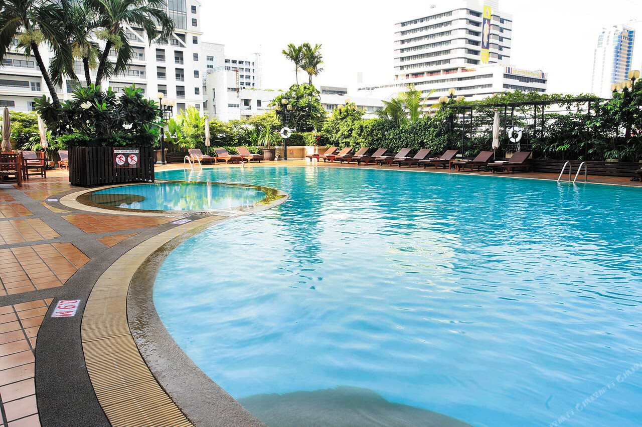 สระว่ายน้ำกลางแจ้งของ Novotel Bangkok on Siam Square กับตึกโรงแรมด้านหลัง
